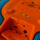 El puerto de carga, el de auriculares y un selector para dejarlo en modo avión en caso de que solo queramos música local.